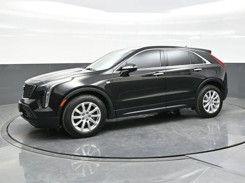 Used 2019 Cadillac XT4 Luxury w/ Cold Weather Package FWD image 3