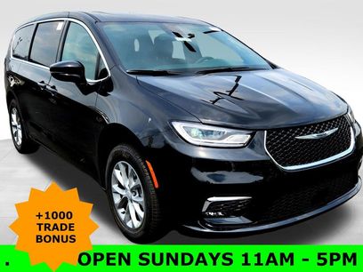 New 2025 Chrysler Pacifica Select w/ Uconnect Theater Family Group