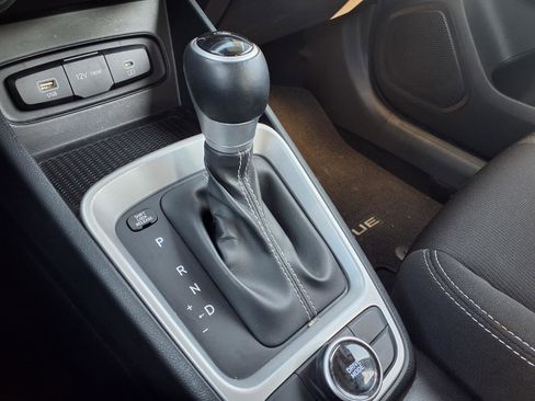 Used 2024 Hyundai Venue SEL image 18