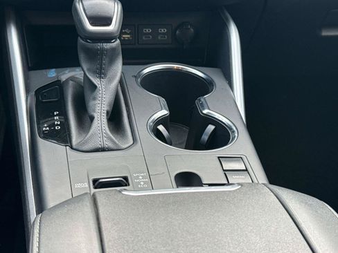 Used 2025 Toyota Highlander LE FWD image 21