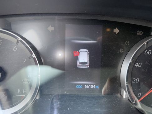 Used 2020 Toyota Highlander LE image 11