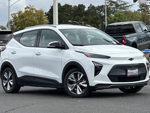 Used 2022 Chevrolet Bolt EUV LT w/ Convenience Package image 2