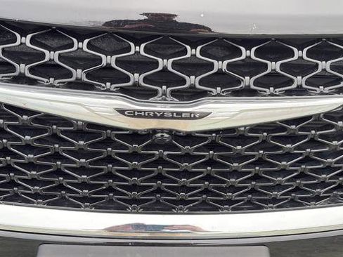 Used 2024 Chrysler Pacifica Touring-L image 9