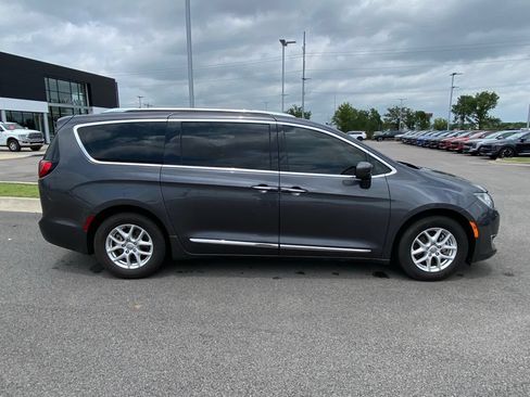Used 2020 Chrysler Pacifica Touring-L FWD image 8