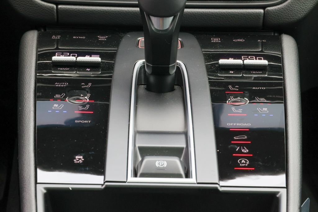 Certified 2026 Porsche Macan AWD/4WD image 19