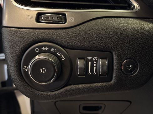 Used 2019 Jeep Cherokee Limited w/ Technology Group AWD/4WD image 19
