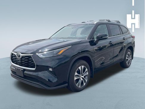 Used 2023 Toyota Highlander XLE image 3