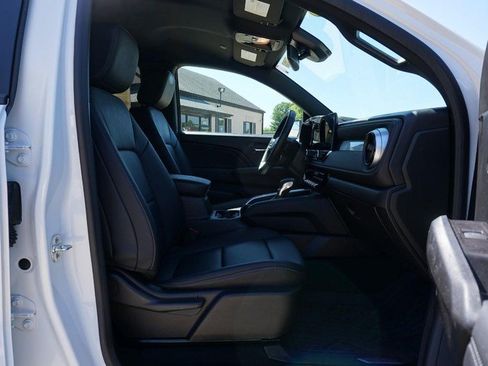 Used 2024 Chevrolet Colorado LT w/ LT Convenience Package III AWD/4WD image 28