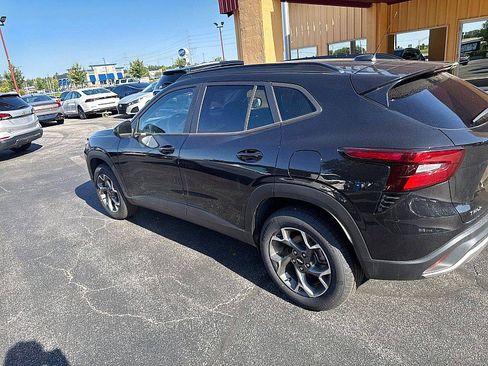 Used 2024 Chevrolet Trax LT FWD image 3