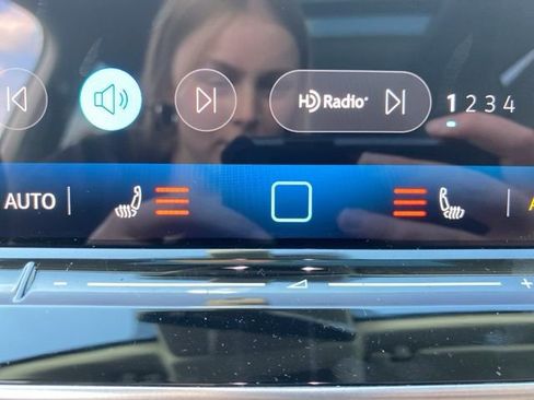 New 2025 Volkswagen Tiguan SE image 3