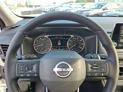 Certified 2025 Nissan Rogue SV image 18