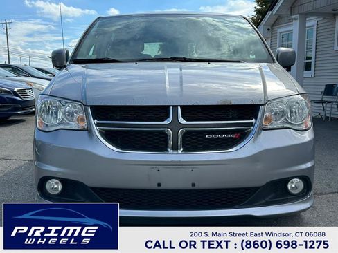 Used 2017 Dodge Grand Caravan SXT image 2