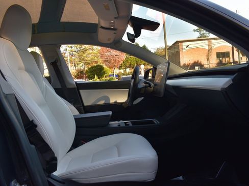 Used 2021 Tesla Model Y Long Range image 30