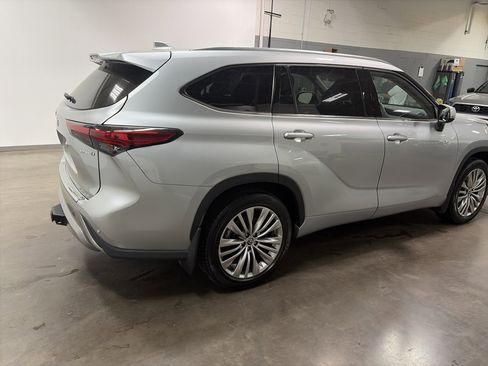 Used 2022 Toyota Highlander Platinum AWD/4WD image 3