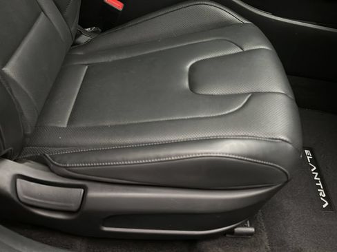 Certified 2025 Hyundai Elantra Limited FWD image 19