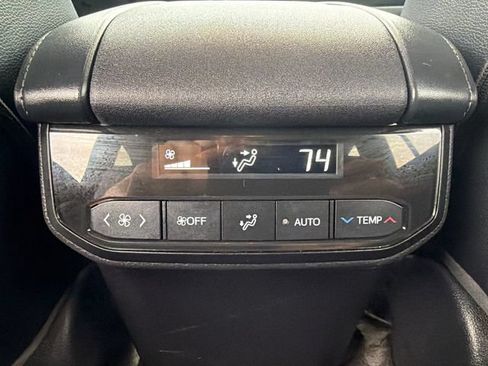 Used 2023 Toyota Highlander XLE AWD/4WD image 18
