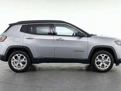 Used 2025 Jeep Compass Latitude AWD/4WD image 11
