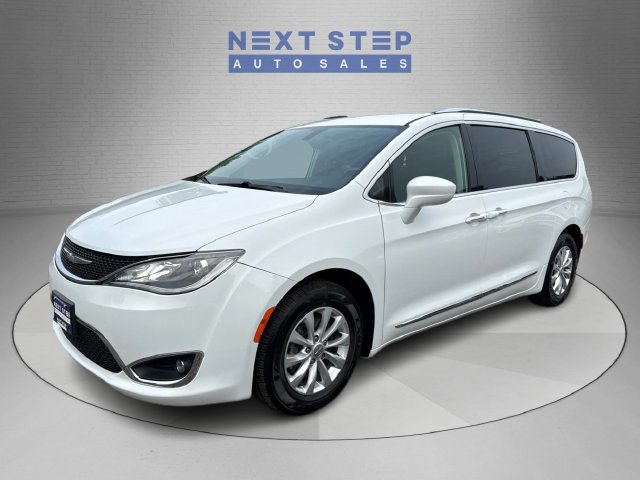 Used 2018 Chrysler Pacifica Touring-L FWD image 3
