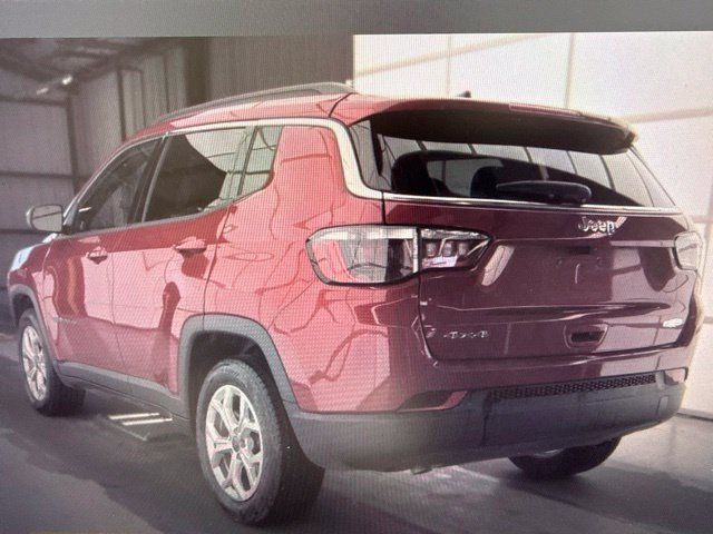 Used 2025 Jeep Compass Latitude w/ Sun & Sound Group AWD/4WD image 4