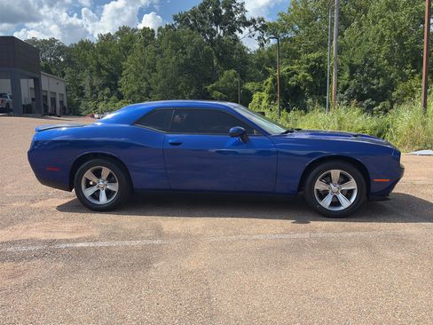 Used 2022 Dodge Challenger SXT RWD image 3