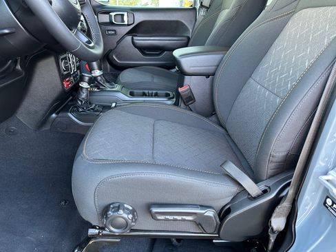 Used 2025 Jeep Gladiator Mojave w/ Convenience Group AWD/4WD image 14