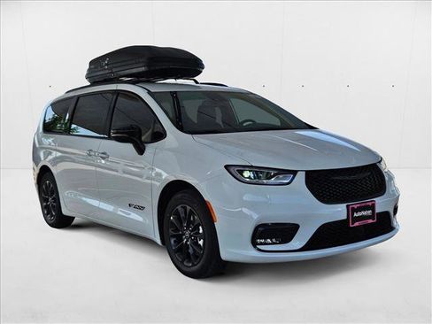 New 2025 Chrysler Pacifica Select w/ Fav Edition Package image 7