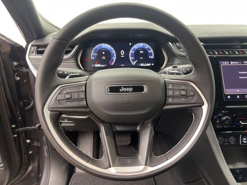 New 2025 Jeep Grand Cherokee Altitude image 13