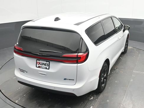 Used 2024 Chrysler Pacifica Limited FWD image 38