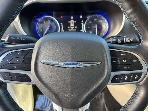 Used 2021 Chrysler Pacifica Touring-L image 18