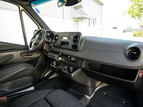 Used 2021 Mercedes-Benz Sprinter 2500 image 32