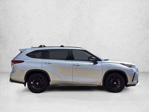 Used 2024 Toyota Highlander XSE FWD image 4