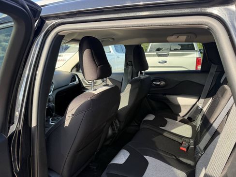 Used 2014 Jeep Cherokee Latitude FWD image 12