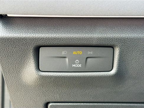 Used 2026 Volkswagen Tiguan SE FWD image 35
