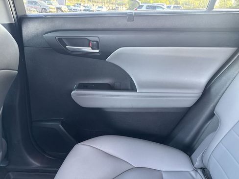 Used 2023 Toyota Highlander XLE image 26