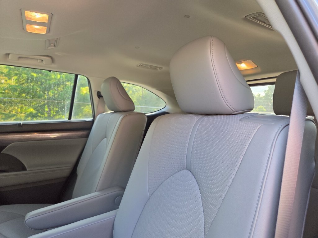 Used 2025 Toyota Highlander Limited AWD/4WD image 23