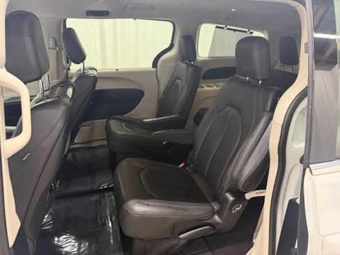 Used 2020 Chrysler Pacifica Touring-L Plus w/ Tire & Wheel Group FWD image 20