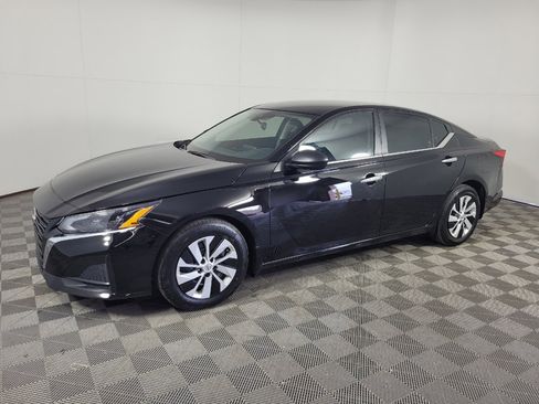 Used 2025 Nissan Altima 2.5 S FWD image 2