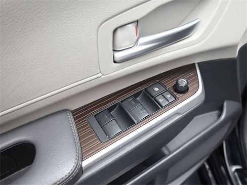 Used 2024 Toyota Sienna XLE image 11