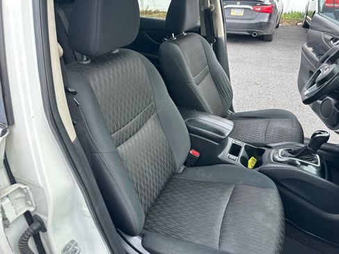 Used 2017 Nissan Rogue SV image 27