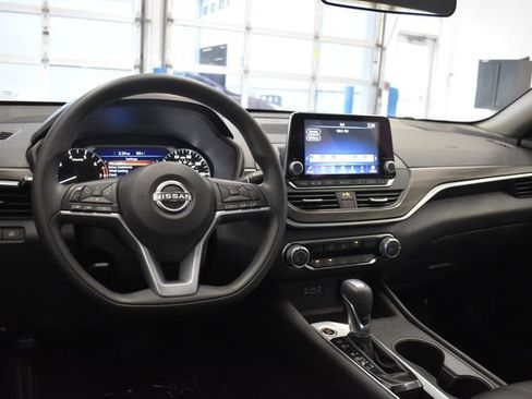 Used 2025 Nissan Altima 2.5 SV FWD image 23