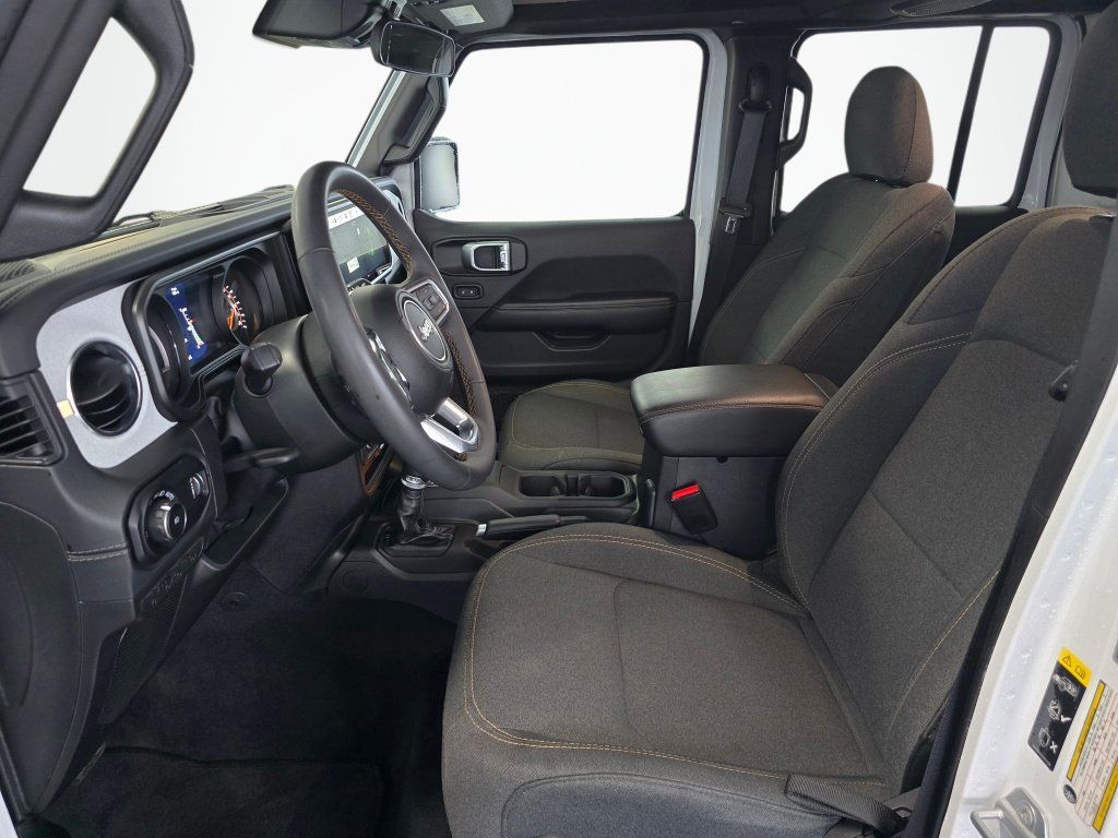 Used 2025 Jeep Wrangler Unlimited Sahara AWD/4WD image 17