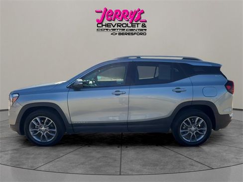 Used 2024 GMC Terrain SLT image 2