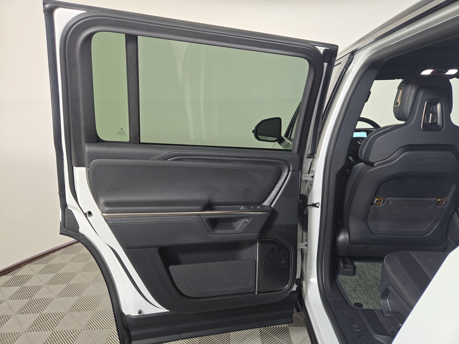 Used 2025 Rivian R1S Adventure Dual AWD/4WD image 17
