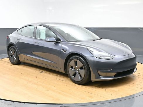 Used 2023 Tesla Model 3 Standard Range image 2