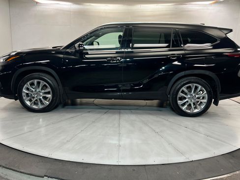 Used 2026 Toyota Highlander Limited AWD/4WD image 2