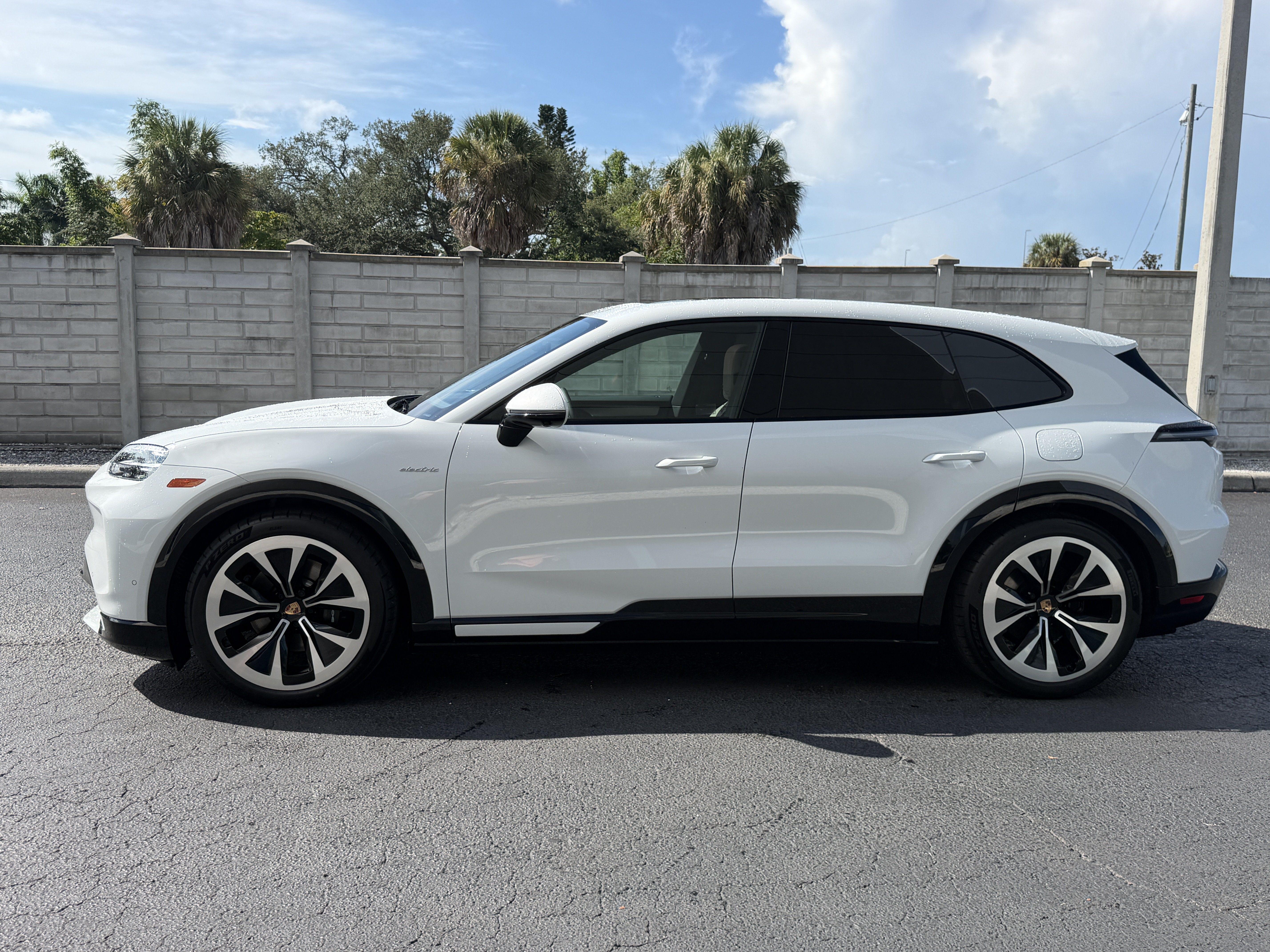 Used 2026 Porsche Cayenne Electric AWD/4WD image 2
