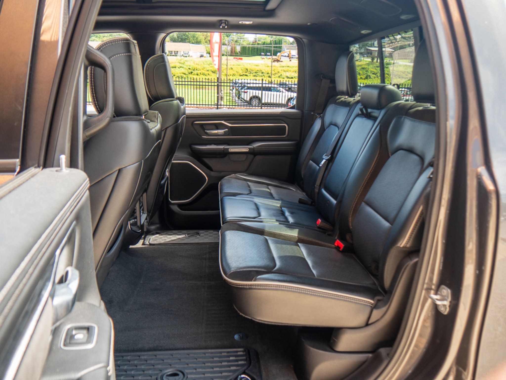 Used 2023 RAM 1500 Laramie AWD/4WD image 19