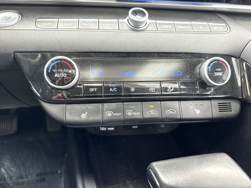 Used 2022 Hyundai Elantra Limited w/ Preferred Accessory Package image 22