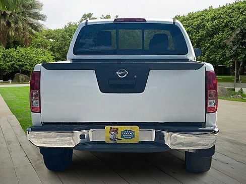 Used 2019 Nissan Frontier SV image 4