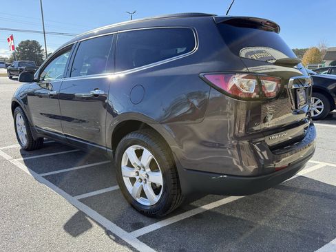 Used 2017 Chevrolet Traverse LT w/ Style and Technology Package image 5